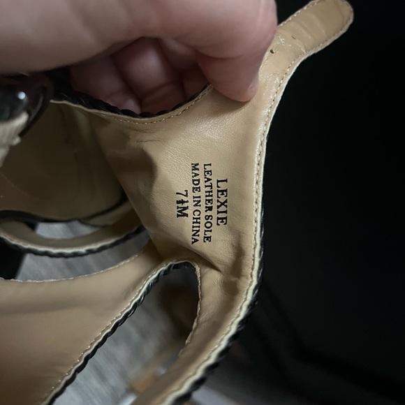 Tahari 7 1/2 M Black leather and Tan Heels - Picture 2 of 7